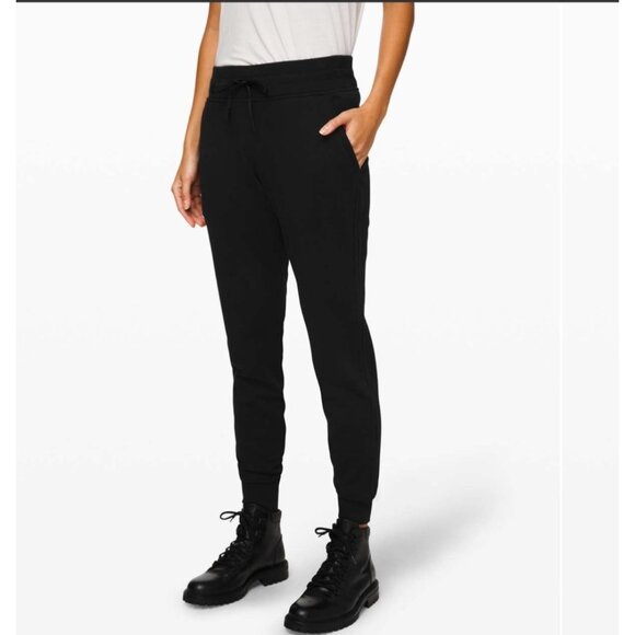 Lululemon Size 4 Black Warm Down Jogger Pant Style W5CJQS - Picture 1 of 16